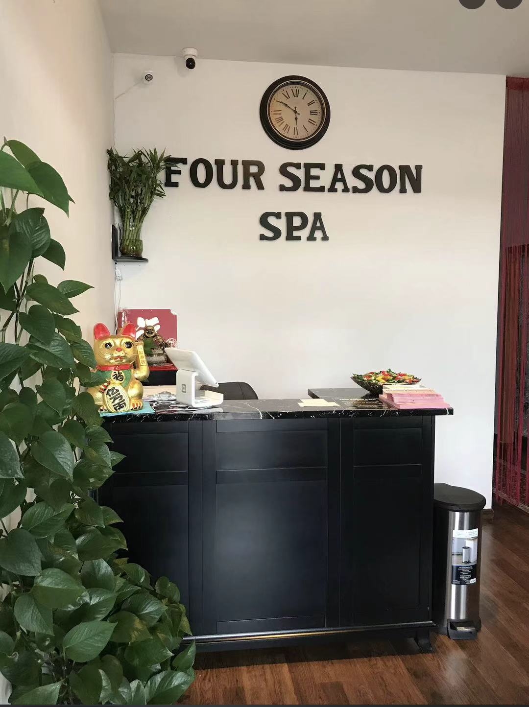 Front desk and entrance area at Four Seasons Spa